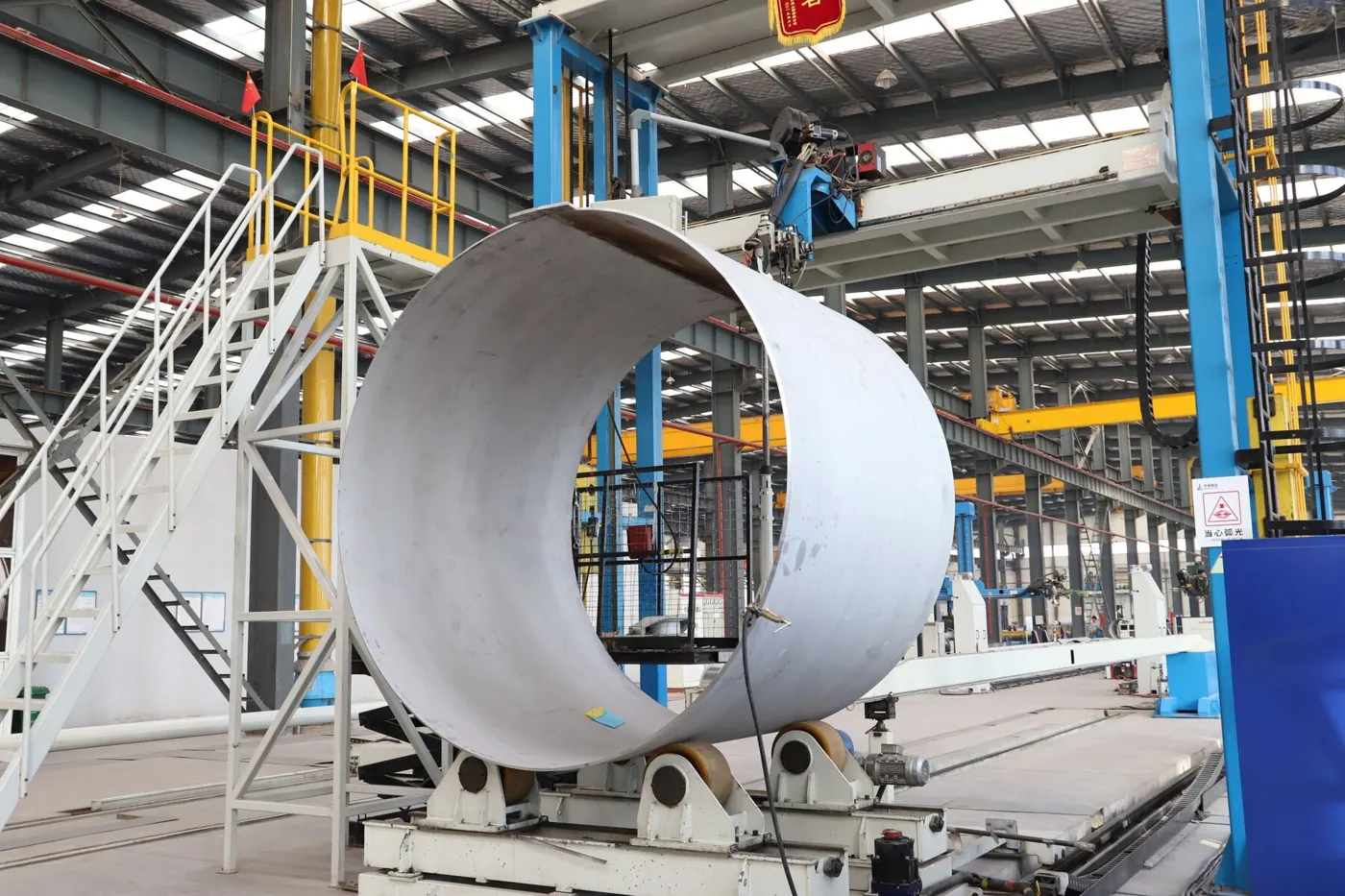 Estrutura metálica em ambiente industrial