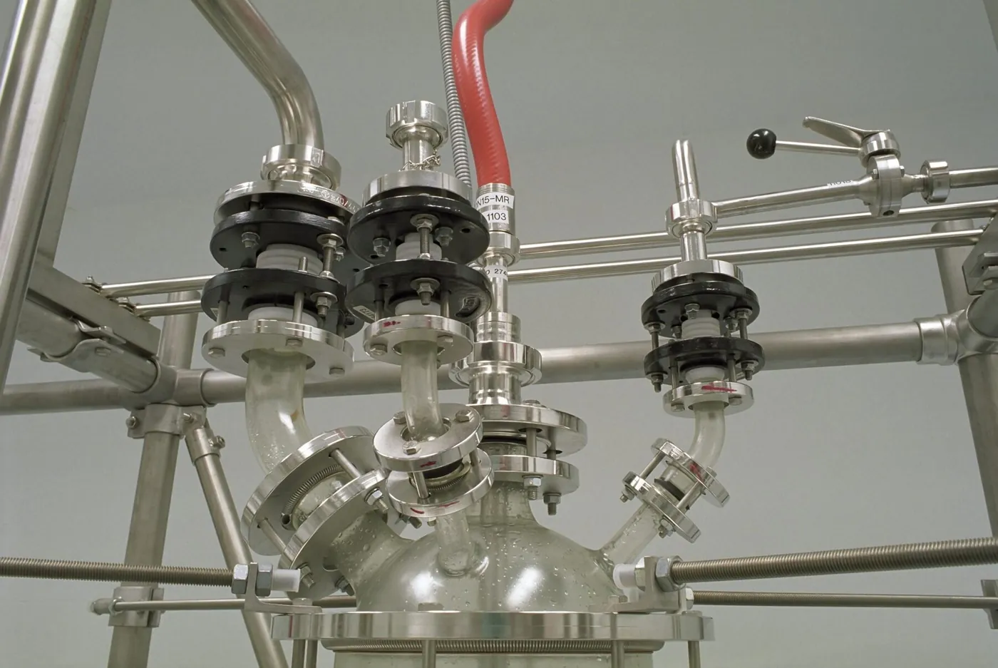 Conjunto de tubulações, válvulas e flanges industriais